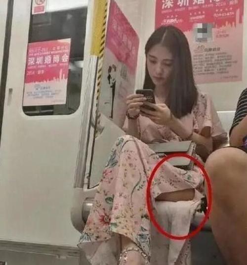 姑娘，你这裙子确实不错，只是搭配的鞋子实在是尴尬