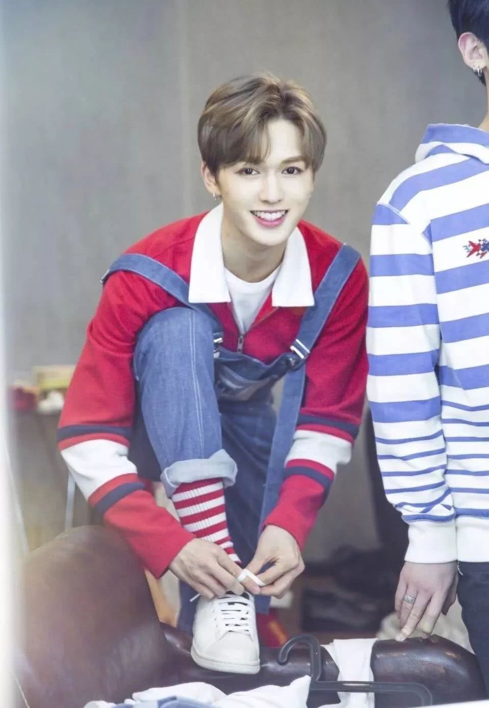 邓紫棋的皮裤、杨幂的阔腿裤都输给了吴宣仪的“初恋裤”