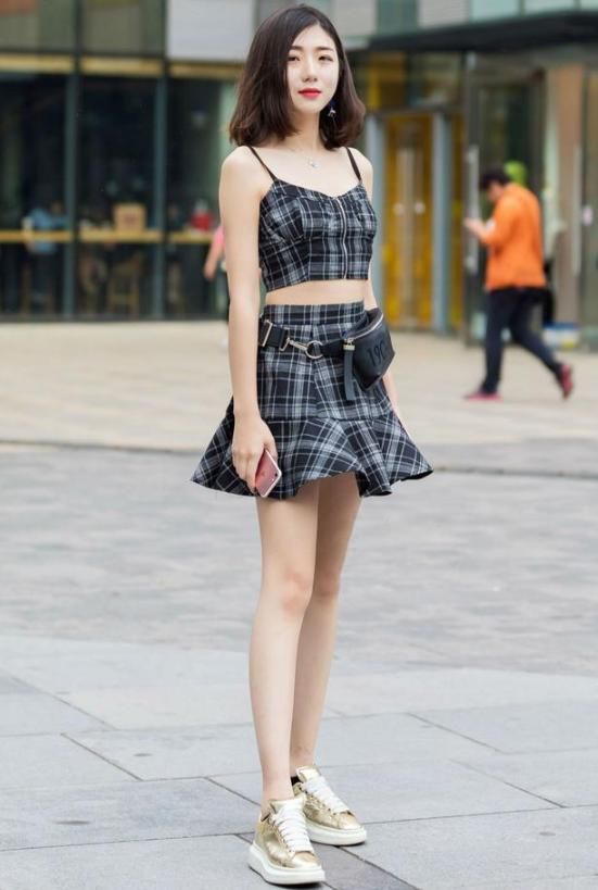 街拍：靓丽的紧身打底裤小姐姐，增添几分娇俏动人