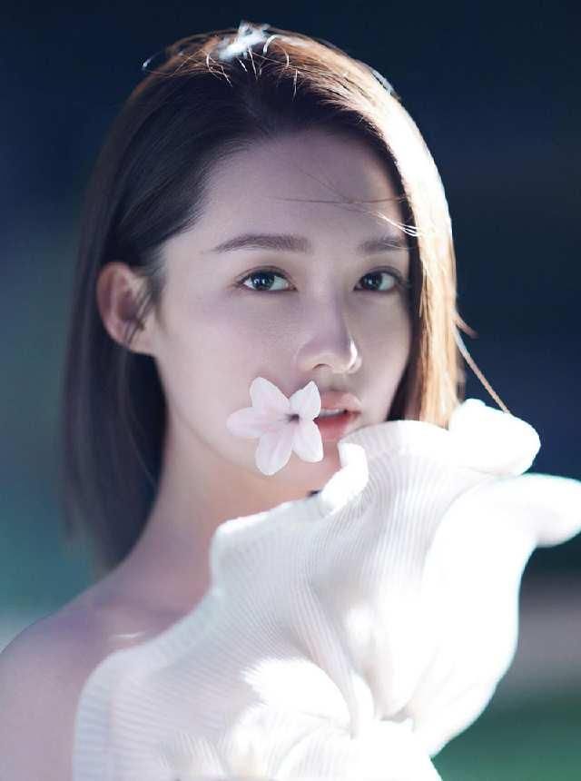 气质出众的李沁，这些穿衣搭配，就是一个行走的衣架!