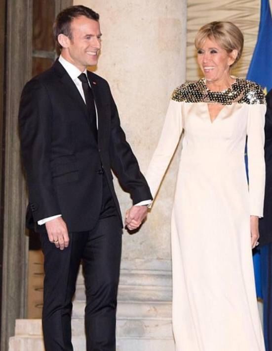 法国第一夫人穿着大胆:半透白纱扮嫩，与大三岁婆婆相比颜值高!