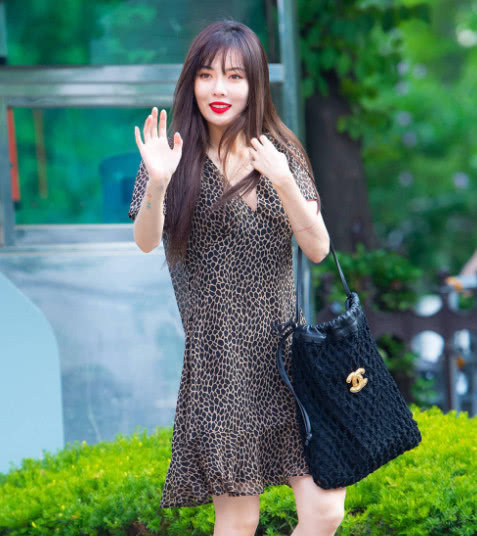 金泫雅上街遭偷拍，身穿豹纹裙大秀好身材，网友：不愧是性感女神