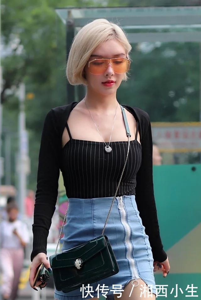 街拍：身材窈窕娇小的短发美女，牛仔短裤的搭配，让美腿显得更修