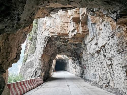 河南山西交界处藏着一条神奇公路,全程开凿在悬崖上被称世界奇迹