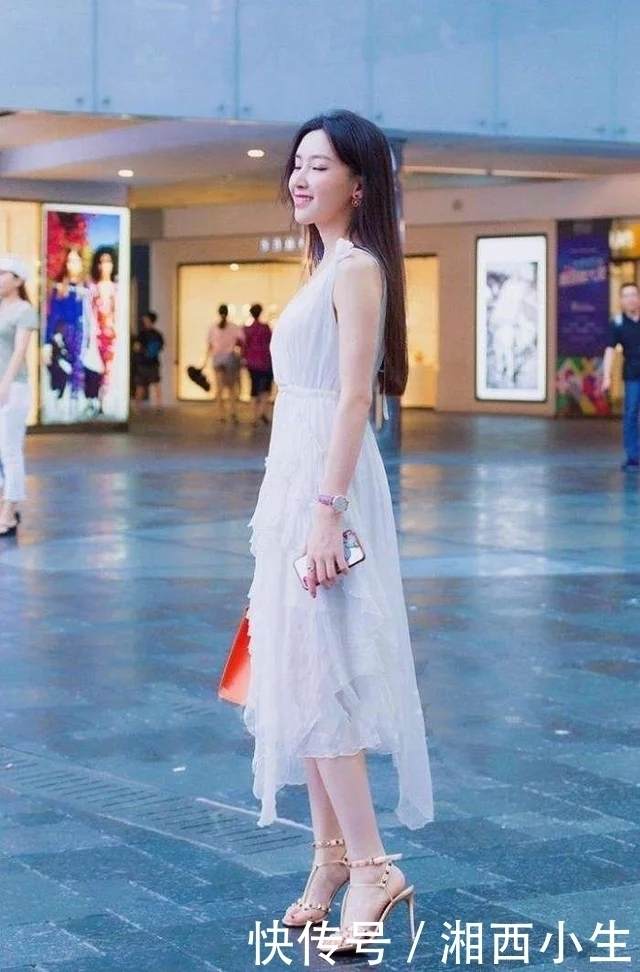 街拍：小姐姐白色连衣裙十分优雅有气质，甜甜的笑容十分有魅力！