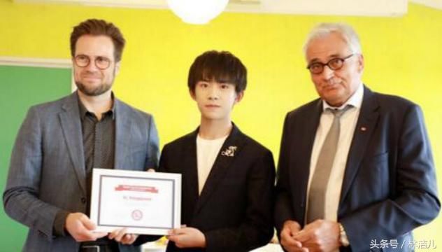 还未成年就拿下高奢代言,17岁的易烊千玺成00后时尚大佬,太牛了