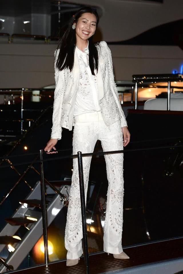  『喇叭裤』个子比较矮的女性都会羡慕高个子女性，但看到这穿搭，矮个子女性气质飙升