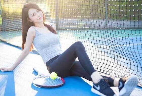 紧身裤给人一种青春活力的生机感，小姐姐走在街头回头率十足！