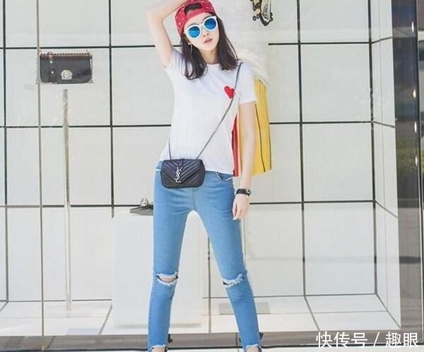 「女性」长得好看,身材紧致的女孩子,搭配牛仔裤,彰显独特魅力!