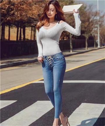 牛仔裤展现出小姐姐性感的身材，体现出十足的女人味