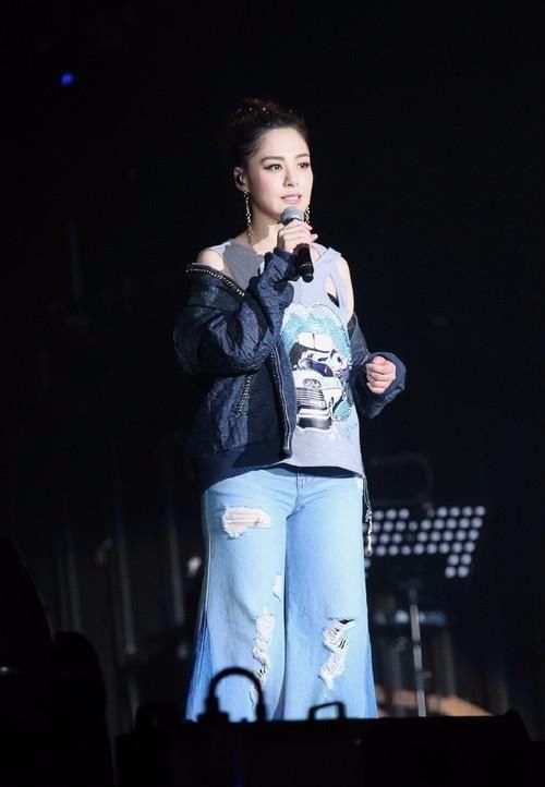 穿对了裤子，阿娇美的很清纯!之前阿娇穿错裤子，丑的辣眼睛!