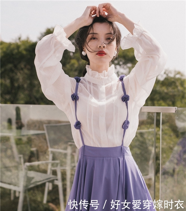 爆棚■“白色衬衫+紫色花朵背带裙”=仙气又减龄,回头率爆棚!