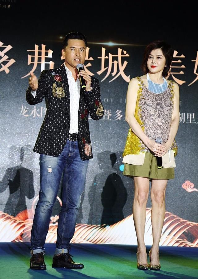 关之琳性感亮片裙现身,网友:没有55岁的样子!