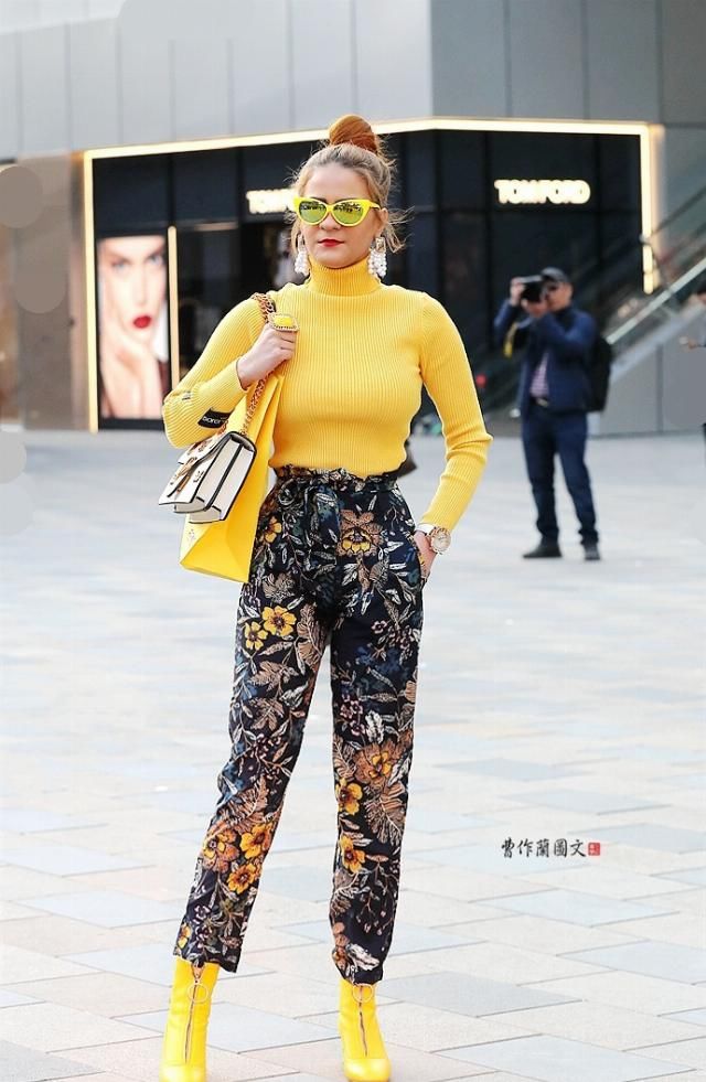  #美女#街拍：敢于驾驭一身鹅黄的美女