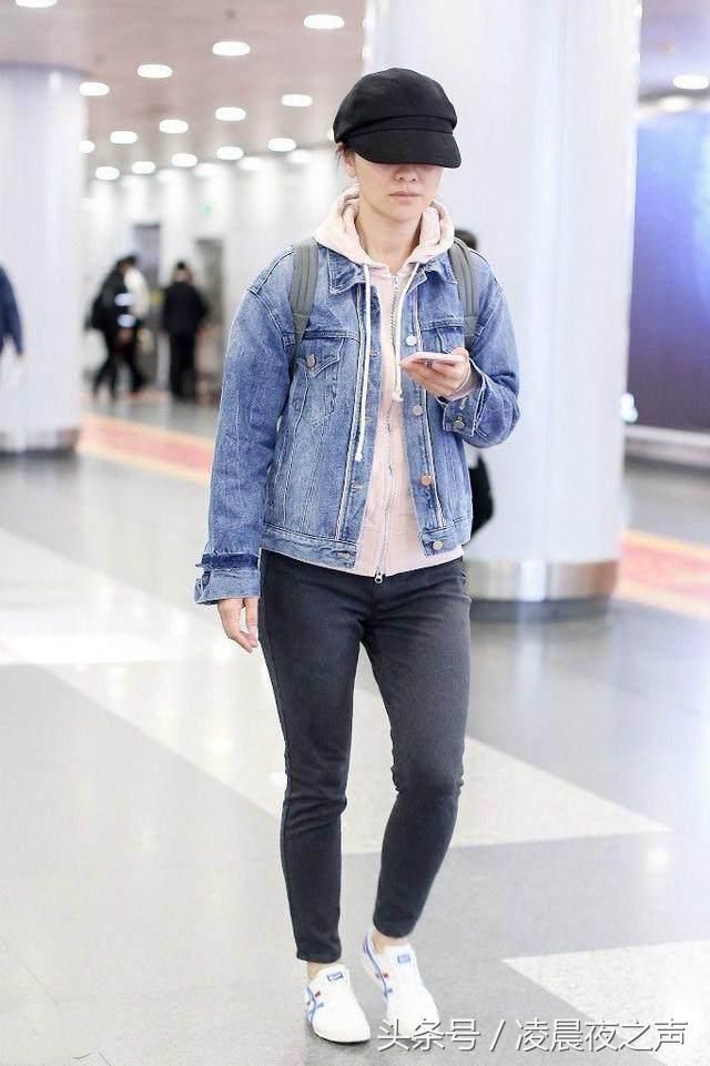 胡可穿牛仔裙亮相机场，网友：看身材，这发福严重了呀