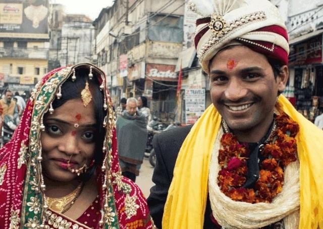 印度游客来中国旅游，吃饭的时候就是不听老板的话，网友：笑抽了