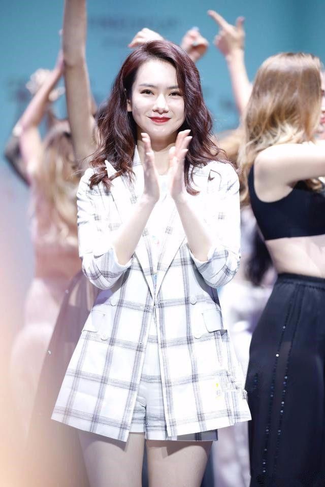 看戚薇穿上“银针”鞋，就知道为了显腿长，她有多努力了！