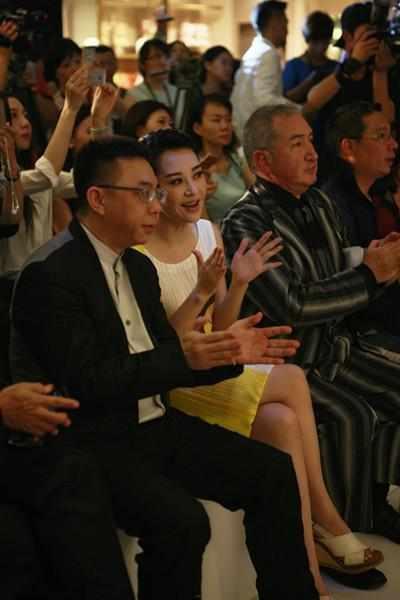 50岁许晴出席活动一件睡衣长裙惹争议，网友：这是真嫩