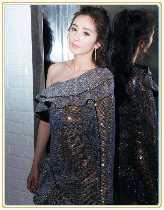 没有杨幂的身材真别穿露肩裙，像毛晓彤这样勒出赘肉就尴尬了!