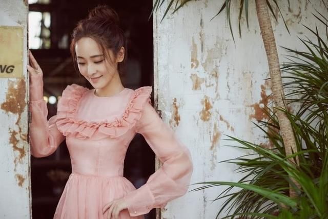 李曼全身只穿了件裹胸，裙子透到里面都看到了，跟没穿有啥区别？