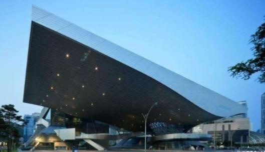 全球5大“不可思议”大楼，狂风暴雨中仍然不倒，其中2个在中国