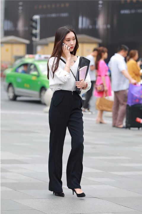 身穿|街拍:身穿连衣裙的小美女,小清新的风格,轻松展现曼妙身姿