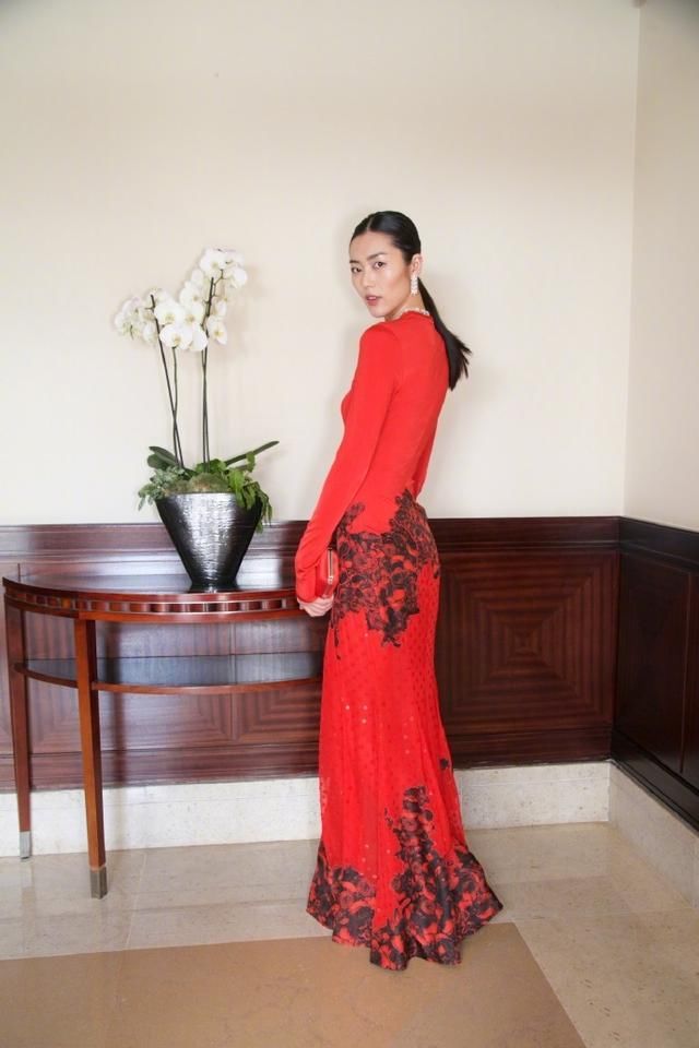 刘雯穿抹胸裙现身，裙摆显出“八爪鱼”，网友:超模无极限