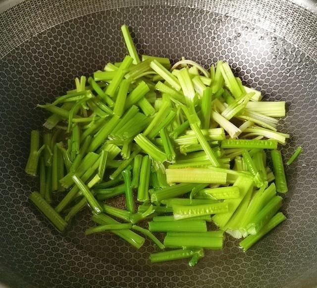 芹菜■芹菜梗爆炒牛肚,超级下饭哦!