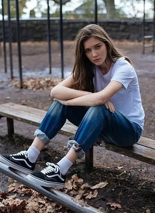  『女生』喜爱穿匡威帆布鞋的女生速来看热闹，别傻傻的只搭牛仔裤子了