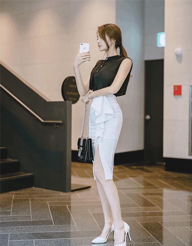 『 开叉』白色包臀开叉半身裙, 尽显美女的优雅气质，黑色经典无袖衬衣,