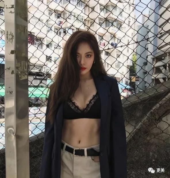 景甜凸出的小肚子衣服都遮不住，体型快和蒋欣一样了