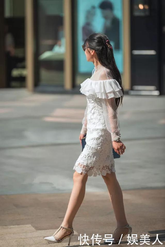 『身上穿着一』美女脚上搭配一双优雅尖头高跟鞋,她的脚部曲线看上去更加的修长