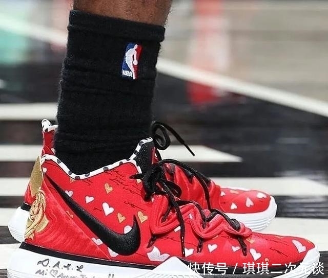 『球员』NBA球员上脚：欧文这赛季穿的球鞋，这些配色很有纪念意义！