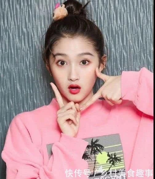 「家都觉得关」李小璐关晓彤撞衫!清纯还是网红一目了然,现在才知道性感多重要