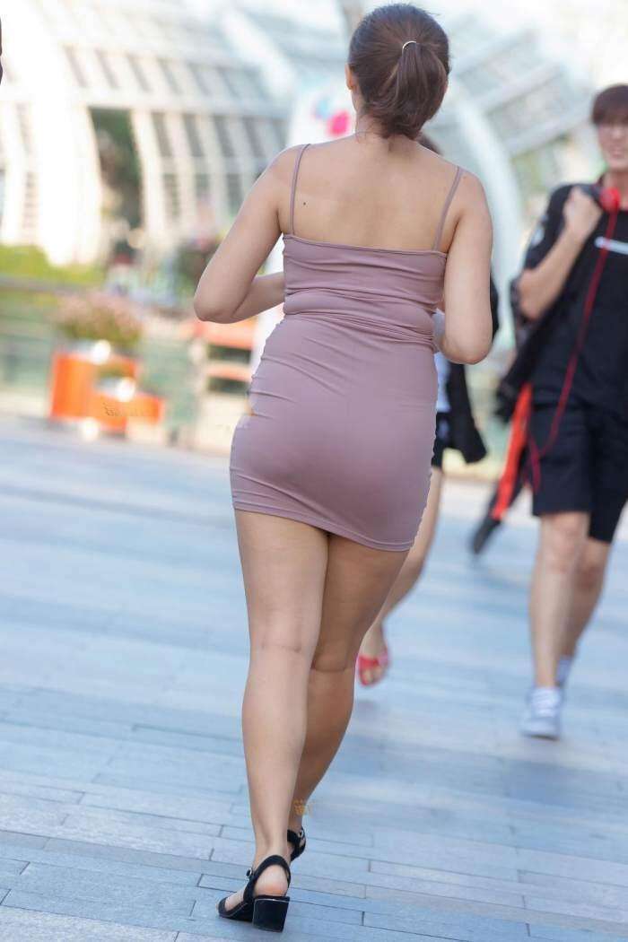 街拍: 穿透视吊带裙,丰腴辣妈身材吸睛