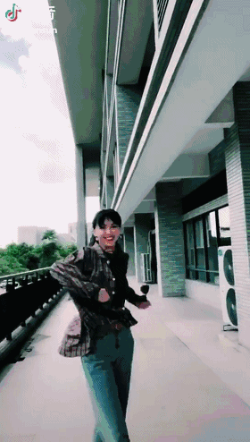 王祖贤从不修眉，邱淑贞最爱大红唇……被火爆抖音复古港风妆惊艳