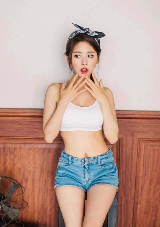 小姐姐牛仔短裤搭配紧身衣，坐在长椅上，火光映照之下，容色晶莹