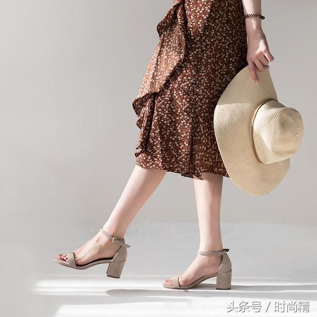 恨天高穿到想剁脚！时髦的粗跟凉鞋让玉足更迷人