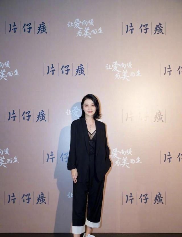 『 梅婷』后背还直露到腰,梅婷这是越老越奔放?“胸衣外穿”不够