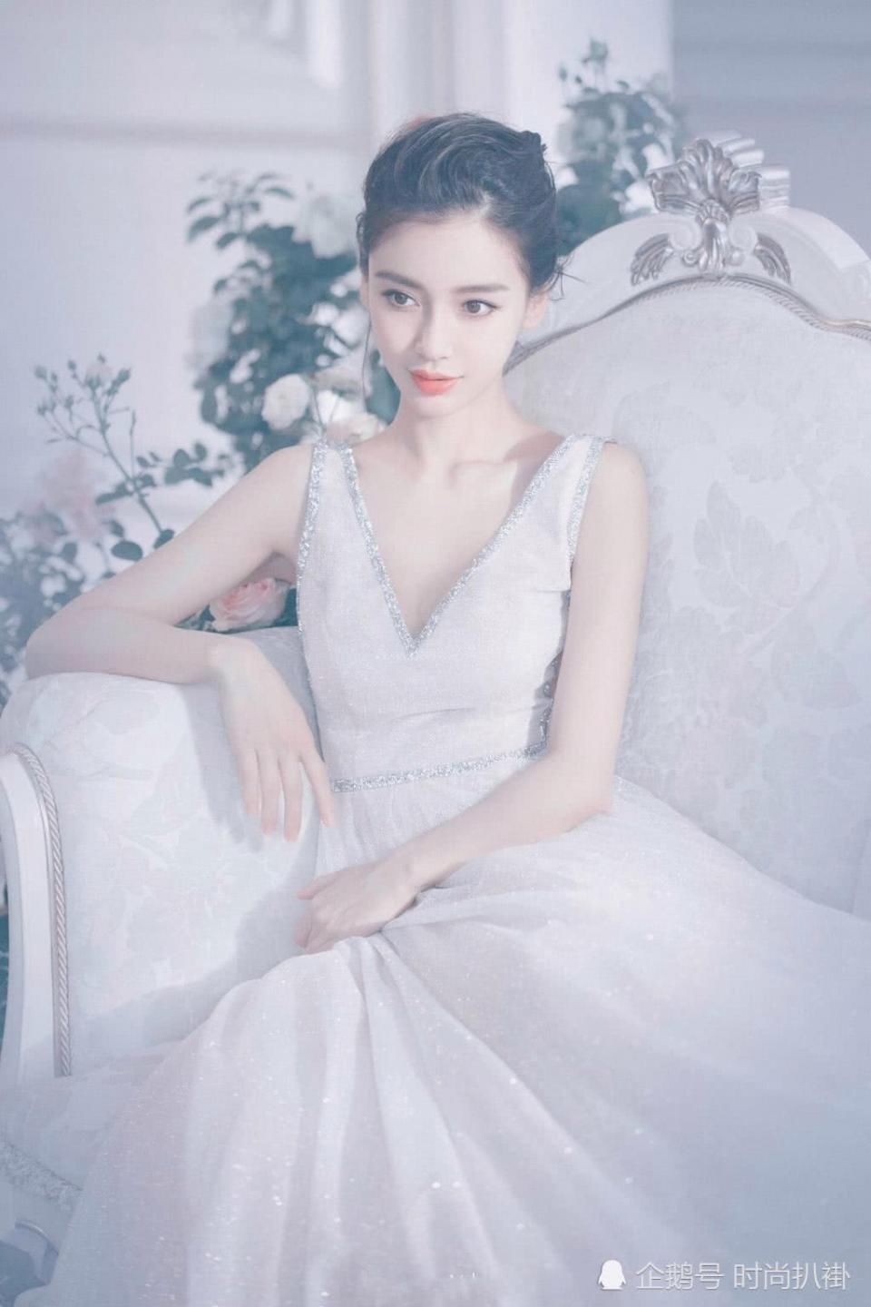 杨颖这件吊带裙不仅深V，前后左右都“开叉”，网友:真是大胆!