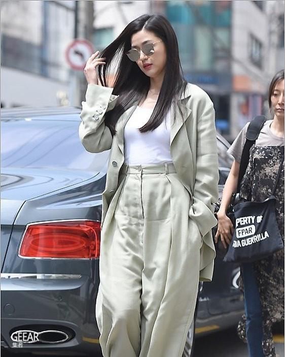 佟丽娅全智贤撞衫,全智贤穿出了大牌的感觉,佟丽娅却很接地气!