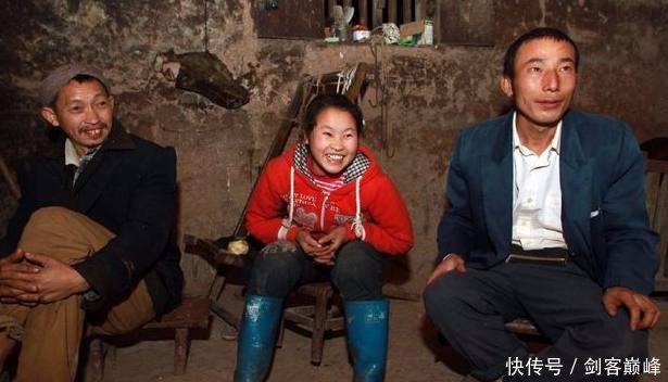 十五岁女孩与35岁的男子荒谬的婚姻生活，她对丈夫却称大叔