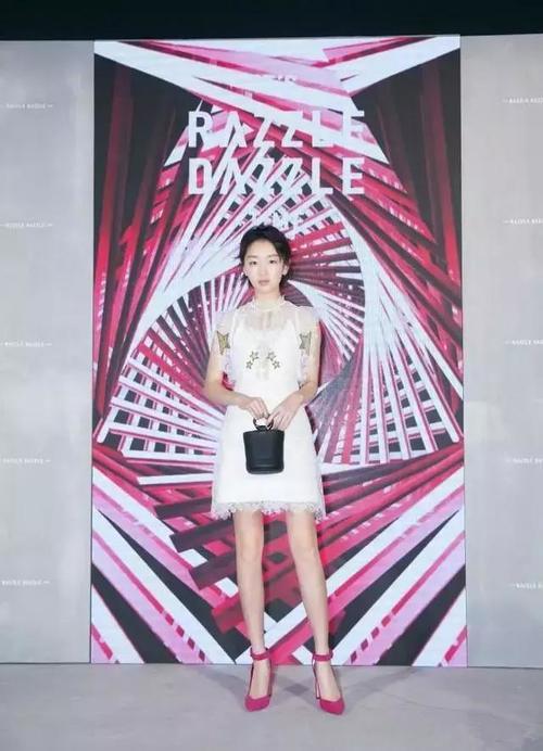 同样是88斤的佟丽娅与周冬雨,同穿粉色吊带裙,差距为何如此之大