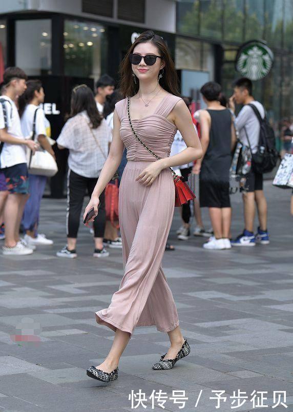  『小姐姐』街拍：小姐姐一袭红裙走到街上，大红色一直都是很神圣的颜色