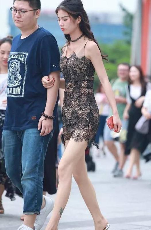 街拍：图1戚薇撞衫杜海涛，差别真大！图2蕾丝裙美女，纹身亮了