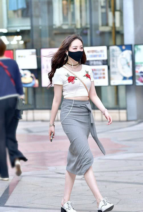 街拍：穿着显微胖的靓丽小姐姐，光鲜靓丽魅力十足！