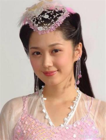 12年前《刁蛮公主》张娜拉的造型，每件都美出天际！网友：这才是