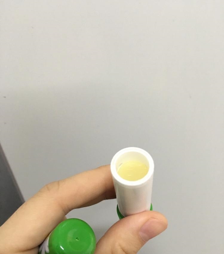「小甘菊润唇膏」3款适合春季的润唇膏,不油不干,死皮一搓就掉,用完唇炎也好了
