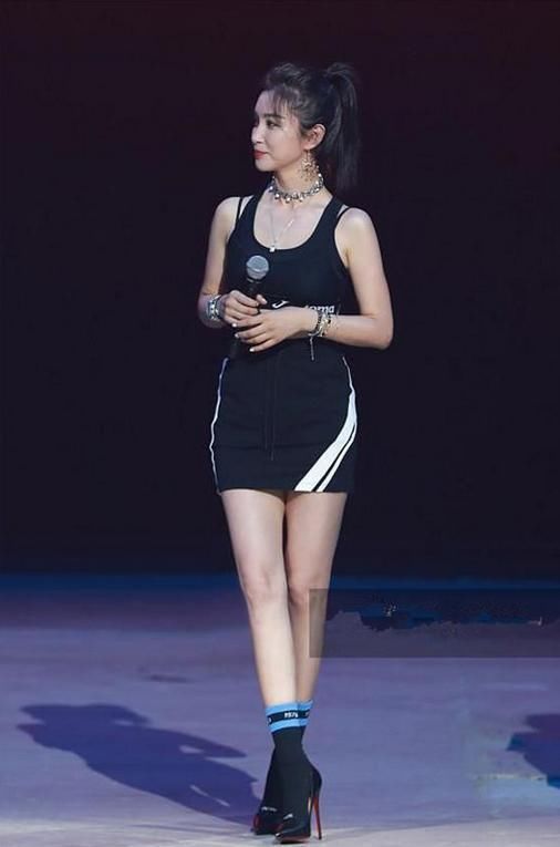 吊带上衣尽显玲珑曲线，性感中带着女王范的霸气魅力，李冰冰