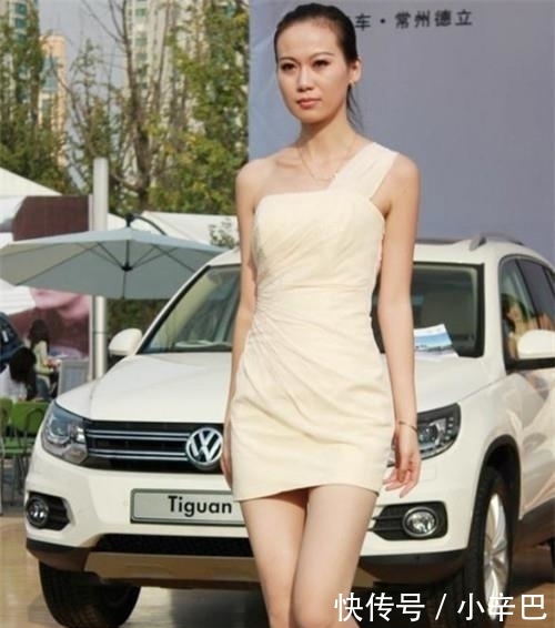 『展现』街拍:可爱性感的小姐姐,展现高挑身段,散发性感的韵味